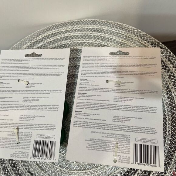 Wilton Christmas Cookie cutters and cupcake stand NWT - Picture 9 of 11